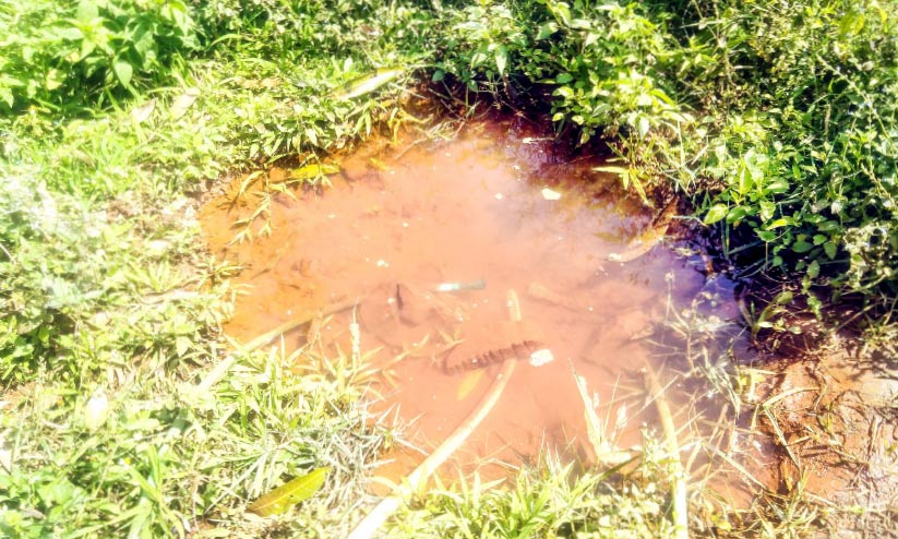 പൈപ്പുപൊട്ടി രൂപപ്പെട്ടത് വൻ കുഴി; വെള്ളമെടുത്ത് നാട്ടുകാർ പൈപ്പുപൊട്ടി രൂപപ്പെട്ടത് വൻ കുഴി; വെള്ളമെടുത്ത് നാട്ടുകാർ