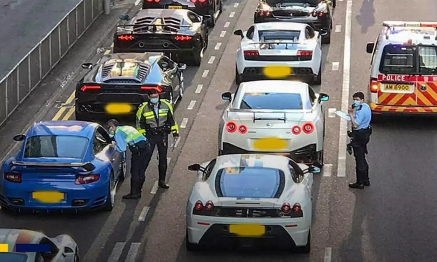 ഫെരാരി മുതൽ മക്​ലാരൻവരെ, പൊതുനിരത്തിൽ വരിവരിയായി നിർത്തിയിട്ട 45 സൂപ്പർകാറുകൾ -വീഡിയോ വൈറൽ