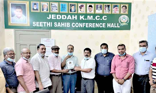 വി.​കെ. റ​ഊ​ഫി​ന് കെ.​എം.​സി.​സി യാ​ത്ര​യ​യ​പ്പ് ന​ൽ​കി