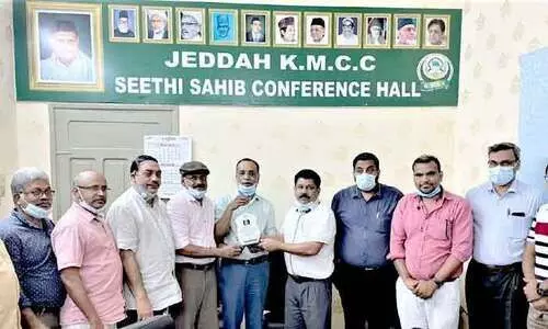 വി.​കെ. റ​ഊ​ഫി​ന് കെ.​എം.​സി.​സി യാ​ത്ര​യ​യ​പ്പ് ന​ൽ​കി