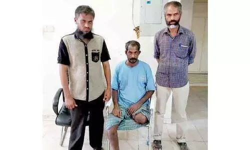 സ​ഹ​പ്ര​വ​ർ​ത്ത​ക​െൻറ അ​ശ്ര​ദ്ധ​മൂ​ലം കാ​ൽ മു​റി​ച്ചു​മാ​റ്റേ​ണ്ടി​വ​ന്ന രാ​ജു നാ​ട​ണ​ഞ്ഞു