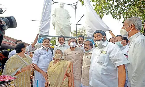 km mani statue