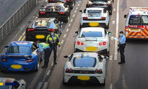 ഫെരാരി മുതൽ മക്​ലാരൻവരെ, പൊതുനിരത്തിൽ വരിവരിയായി നിർത്തിയിട്ട 45 സൂപ്പർകാറുകൾ -വീഡിയോ വൈറൽ