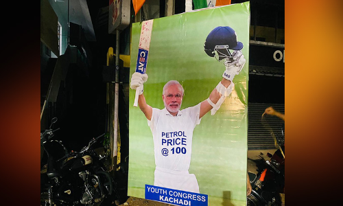 ​പെട്രോൾ വില: മോദിയുടെ ചിത്രമുള്ള പ്രതിഷേധ ബോർഡ്​ പൊലീസ്​ നീക്കി; 100 എണ്ണം സ്ഥാപിക്കുമെന്ന്​ യൂത്ത് കോൺഗ്രസ്