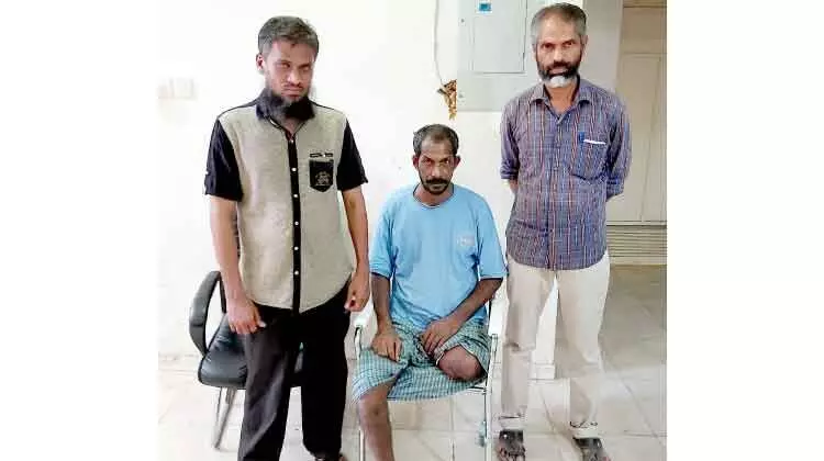 സ​ഹ​പ്ര​വ​ർ​ത്ത​ക​െൻറ അ​ശ്ര​ദ്ധ​മൂ​ലം കാ​ൽ മു​റി​ച്ചു​മാ​റ്റേ​ണ്ടി​വ​ന്ന രാ​ജു നാ​ട​ണ​ഞ്ഞു