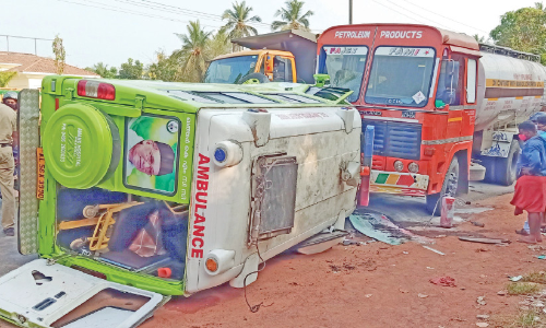 തി​ക്കോ​ടി​യി​ൽ ടാ​ങ്ക​ർ ലോ​റി​യും കോ​വി​ഡ് രോ​ഗി​യു​മാ​യി പു​റ​പ്പെ​ട്ട ആം​ബു​ല​ൻ​സു​മു​ൾ​െ​പ്പ​ടെ നാ​ല് വാ​ഹ​ന​ങ്ങ​ൾ അ​പ​ക​ട​ത്തി​ൽ​പ്പെ​ട്ടു