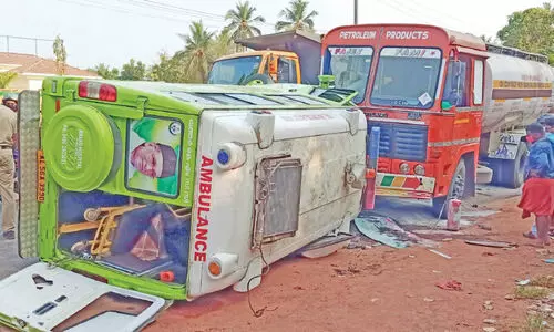 തി​ക്കോ​ടി​യി​ൽ ടാ​ങ്ക​ർ ലോ​റി​യും കോ​വി​ഡ് രോ​ഗി​യു​മാ​യി പു​റ​പ്പെ​ട്ട ആം​ബു​ല​ൻ​സു​മു​ൾ​െ​പ്പ​ടെ നാ​ല് വാ​ഹ​ന​ങ്ങ​ൾ അ​പ​ക​ട​ത്തി​ൽ​പ്പെ​ട്ടു