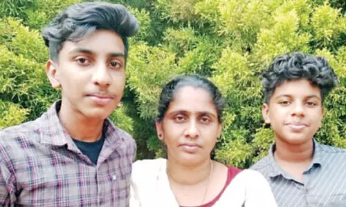 ചെക്യാട്​: റീ​ന​യുമായുള്ള ചെ​റി​യ പി​ണ​ക്ക​ങ്ങ​ൾ ക​ടും​കൈ​ക്ക് രാ​ജു​വി​നെ പ്രേ​രി​പ്പി​ച്ചെ​ന്ന നി​ഗ​മ​ന​ത്തി​ൽ പൊ​ലീ​സ്