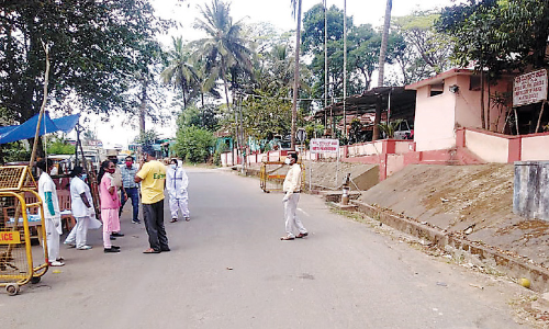 അതിർത്തികളിൽ പരിശോധന കർശനം; യാത്രക്കാർ വലയുന്നു