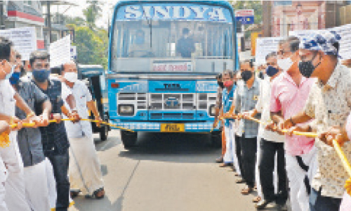 ഇന്ധന വില വർധന: ബസ്​ കെട്ടിവലിച്ച്​ ഉടമകളുടെ പ്രതിഷേധം