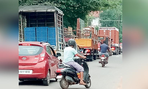 ദേ​ശീ​യ​പാ​ത​യി​ൽ ഗ​താ​ഗ​ത​ക്കു​രു​ക്ക് യാ​ത്ര​ക്കാ​ർ വ​ല​ഞ്ഞു