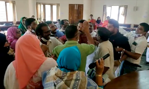 ബജറ്റ് സമ്മേളനത്തിനിടെ പരപ്പനങ്ങാടി നഗരസഭ ഭരണ സമിതി യോഗത്തിൽ കയ്യാങ്കളി