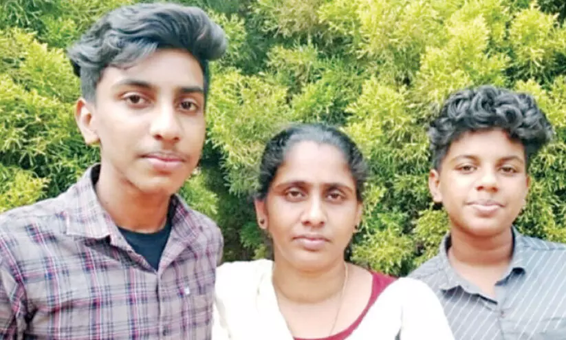 ചെക്യാട്: റീനയുമായുള്ള ചെറിയ പിണക്കങ്ങൾ കടുംകൈക്ക് രാജുവിനെ പ്രേരിപ്പിച്ചെന്ന നിഗമനത്തിൽ പൊലീസ് ചെക്യാട്: റീനയുമായുള്ള ചെറിയ പിണക്കങ്ങൾ കടുംകൈക്ക് രാജുവിനെ പ്രേരിപ്പിച്ചെന്ന നിഗമനത്തിൽ പൊലീസ്