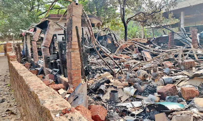 ബേപ്പൂർ മരക്കമ്പനിയിൽ തീപിടിത്തം ബേപ്പൂർ മരക്കമ്പനിയിൽ തീപിടിത്തം