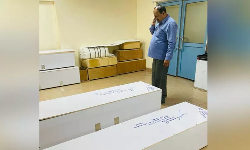 ഈ മയ്യിത്തുകളെ നോക്കി നിസ്സഹായനായി വിതുമ്പി പോവുകയാണ്...; പ്രവാസികൾക്ക് നിരവധി തവണ കോവിഡ് ടെസ്റ്റ് ഏർപ്പെടുത്തുന്നതിനെതിരെ അഷ്റഫ് താമരശ്ശേരി ഈ മയ്യിത്തുകളെ നോക്കി നിസ്സഹായനായി വിതുമ്പി പോവുകയാണ്...; പ്രവാസികൾക്ക് നിരവധി തവണ കോവിഡ് ടെസ്റ്റ് ഏർപ്പെടുത്തുന്നതിനെതിരെ അഷ്റഫ് താമരശ്ശേരി