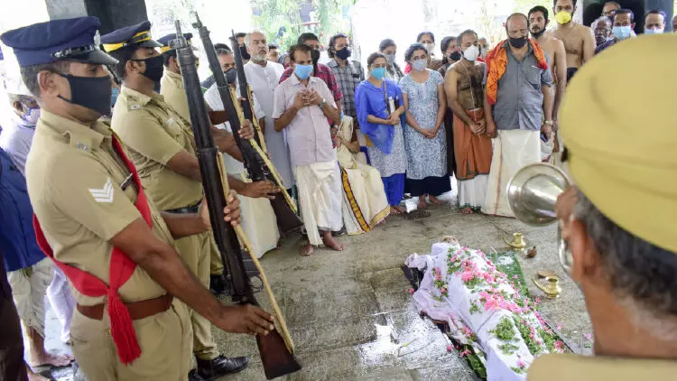വിഷ്ണുനാരായണന് നമ്പൂതിരിക്ക് കാവ്യകേരളത്തിെൻറ വിട വിഷ്ണുനാരായണന് നമ്പൂതിരിക്ക് കാവ്യകേരളത്തിെൻറ വിട