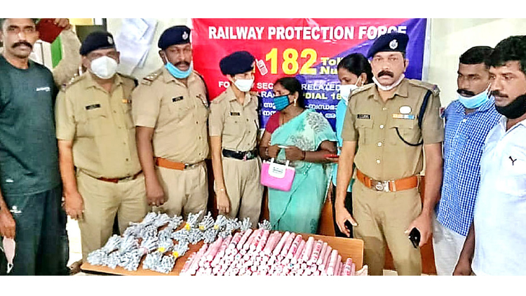 ട്രെയിനിൽ സ്ഫോടക വസ്തു എത്തിച്ചത് പാറപൊട്ടിക്കാനെന്ന് ട്രെയിനിൽ സ്ഫോടക വസ്തു എത്തിച്ചത് പാറപൊട്ടിക്കാനെന്ന്