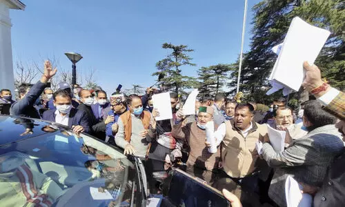 ഹി​മാ​ച​ലി​ൽ ഗ​വ​ർ​ണ​റെ ത​ട​ഞ്ഞ കോ​ൺ​ഗ്ര​സ്​ എം.​എ​ൽ.​എ​മാ​ർ​ക്ക്​ സ​സ്​​പെ​ൻ​ഷ​ൻ