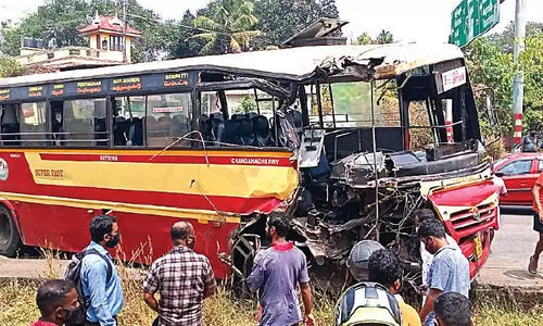 കെ.എസ്.ആര്‍.ടി.സി ബസ്​​ ലോറിയിലിടിച്ച്​ 13 പേര്‍ക്ക് പരിക്ക്
