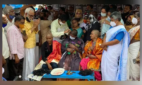 ​പൊന്നോമനമക​ളു​ടെ വ​സ്ത്രം നെ​ഞ്ചോ​ടു​ചേ​ർ​ത്ത്​ തല മൊട്ടയടിച്ച്​ വാളയാർ അമ്മയുടെ പ്രതിഷേധം