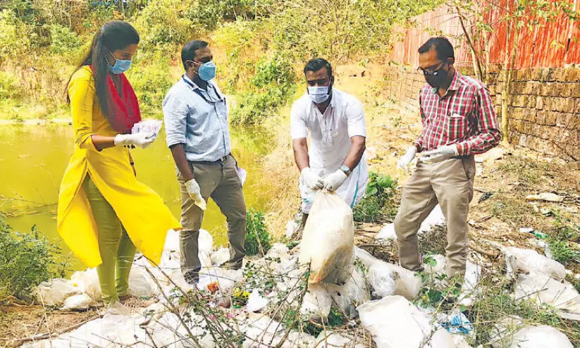 പൊതുസ്ഥലത്ത് മാലിന്യം തള്ളി; ബേക്കറിക്ക് 25000 രൂപ പിഴ പൊതുസ്ഥലത്ത് മാലിന്യം തള്ളി; ബേക്കറിക്ക് 25000 രൂപ പിഴ