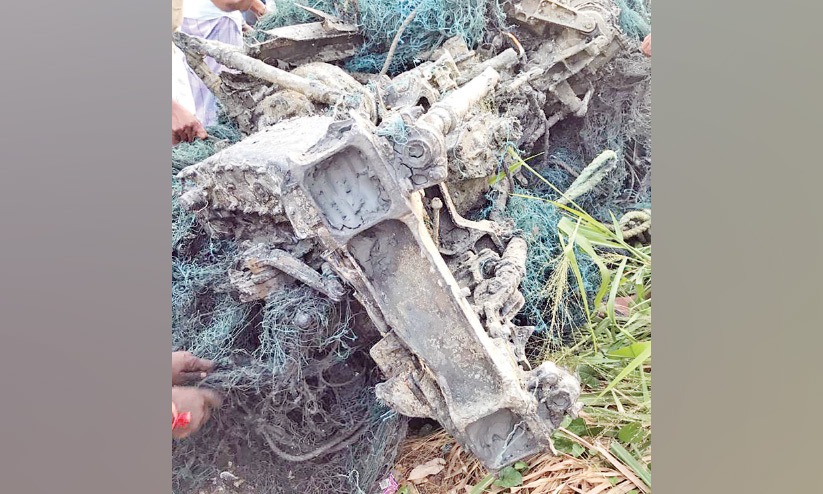 ബേപ്പൂരിൽ ബോട്ടുകാർക്ക് ഹെലികോപ്ടർ ഭാഗങ്ങൾ ലഭിച്ചു ബേപ്പൂരിൽ ബോട്ടുകാർക്ക് ഹെലികോപ്ടർ ഭാഗങ്ങൾ ലഭിച്ചു