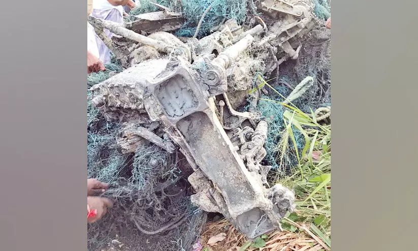 ബേപ്പൂരിൽ ബോട്ടുകാർക്ക് ഹെലികോപ്ടർ ഭാഗങ്ങൾ ലഭിച്ചു