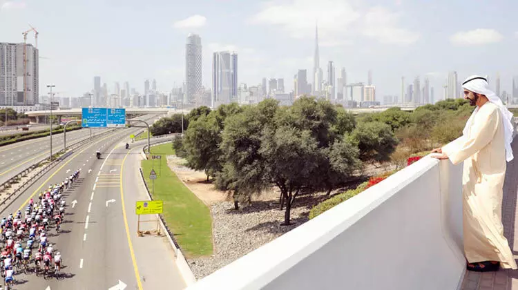 സൈക്കിൾ താരങ്ങൾക്ക് ആശംസയർപ്പിച്ച് ശൈഖ് മുഹമ്മദ് നേരിട്ടെത്തി സൈക്കിൾ താരങ്ങൾക്ക് ആശംസയർപ്പിച്ച് ശൈഖ് മുഹമ്മദ് നേരിട്ടെത്തി