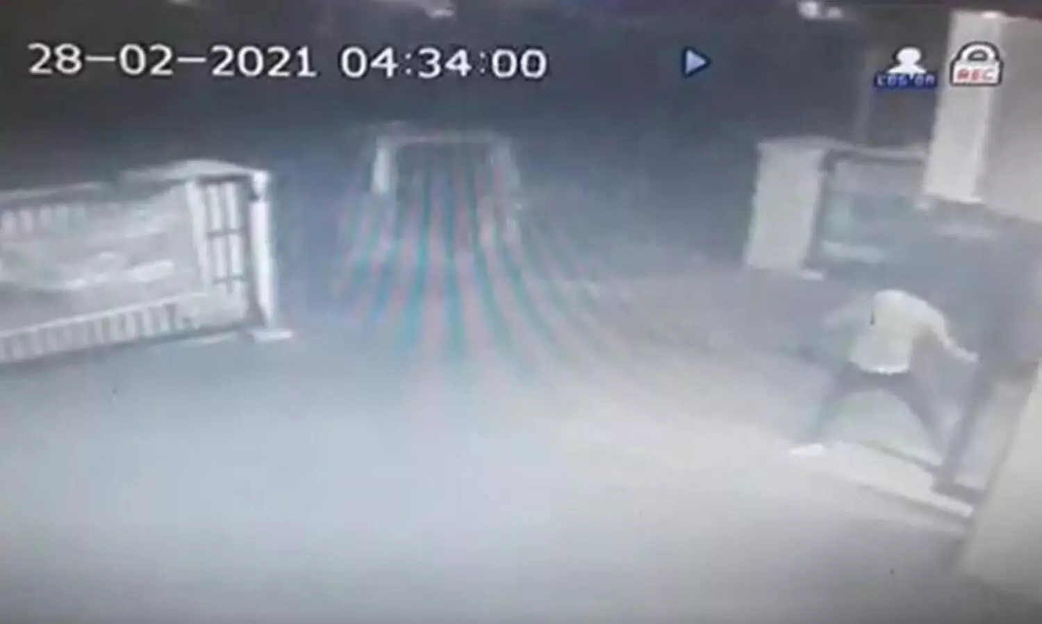 തിരുപ്പൂരിൽ എ.ടി.എം യന്ത്രം വാഹനത്തിൽ കയറ്റിക്കൊണ്ടുപോയ സംഘത്തെ തേടി പൊലീസ്​