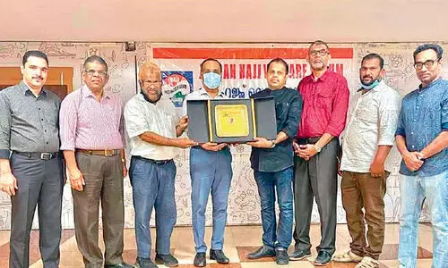 വി.​കെ. റ​ഊ​ഫി​ന് ജി​ദ്ദ ഹ​ജ്ജ് വെ​ൽ​ഫെ​യ​ർ ഫോ​റം യാ​ത്ര​യ​യ​പ്പ് ന​ൽ​കി