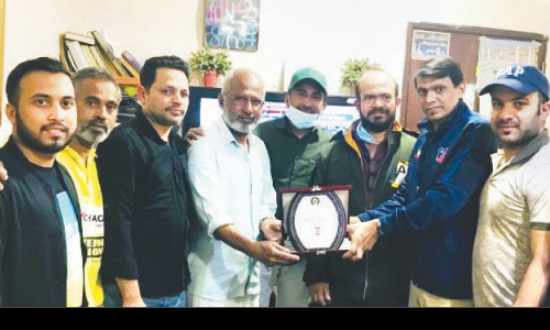 43 വ​ർ​ഷ​ത്തെ പ്ര​വാ​സം അ​വ​സാ​നി​പ്പി​ക്കു​ന്ന എം. ​ഉ​മ്മ​റി​ന്​ യാ​ത്ര​യ​യ​പ്പ്