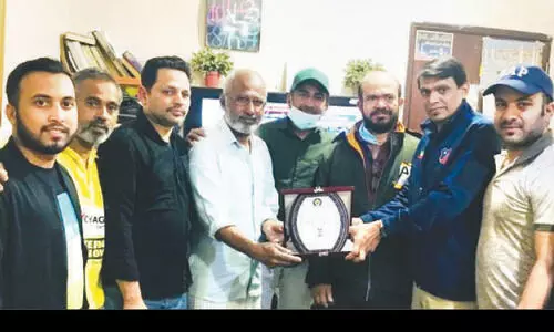 43 വ​ർ​ഷ​ത്തെ പ്ര​വാ​സം അ​വ​സാ​നി​പ്പി​ക്കു​ന്ന എം. ​ഉ​മ്മ​റി​ന്​ യാ​ത്ര​യ​യ​പ്പ്