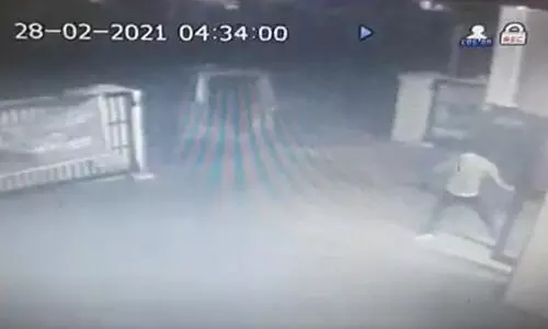 തിരുപ്പൂരിൽ എ.ടി.എം യന്ത്രം വാഹനത്തിൽ കയറ്റിക്കൊണ്ടുപോയ സംഘത്തെ തേടി പൊലീസ്​