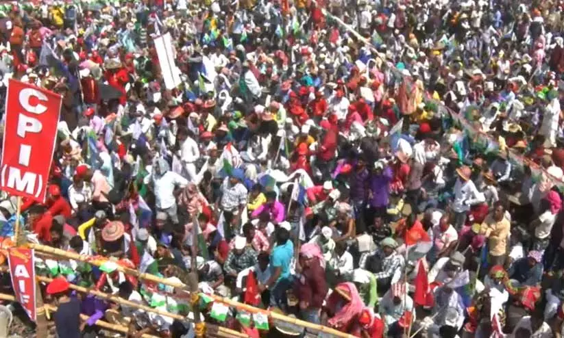 ബംഗാളിൽ ശക്തി തെളിയിക്കാൻ സി.പി.എം -കോൺഗ്രസ് സംയുക്ത റാലി ബംഗാളിൽ ശക്തി തെളിയിക്കാൻ സി.പി.എം -കോൺഗ്രസ് സംയുക്ത റാലി