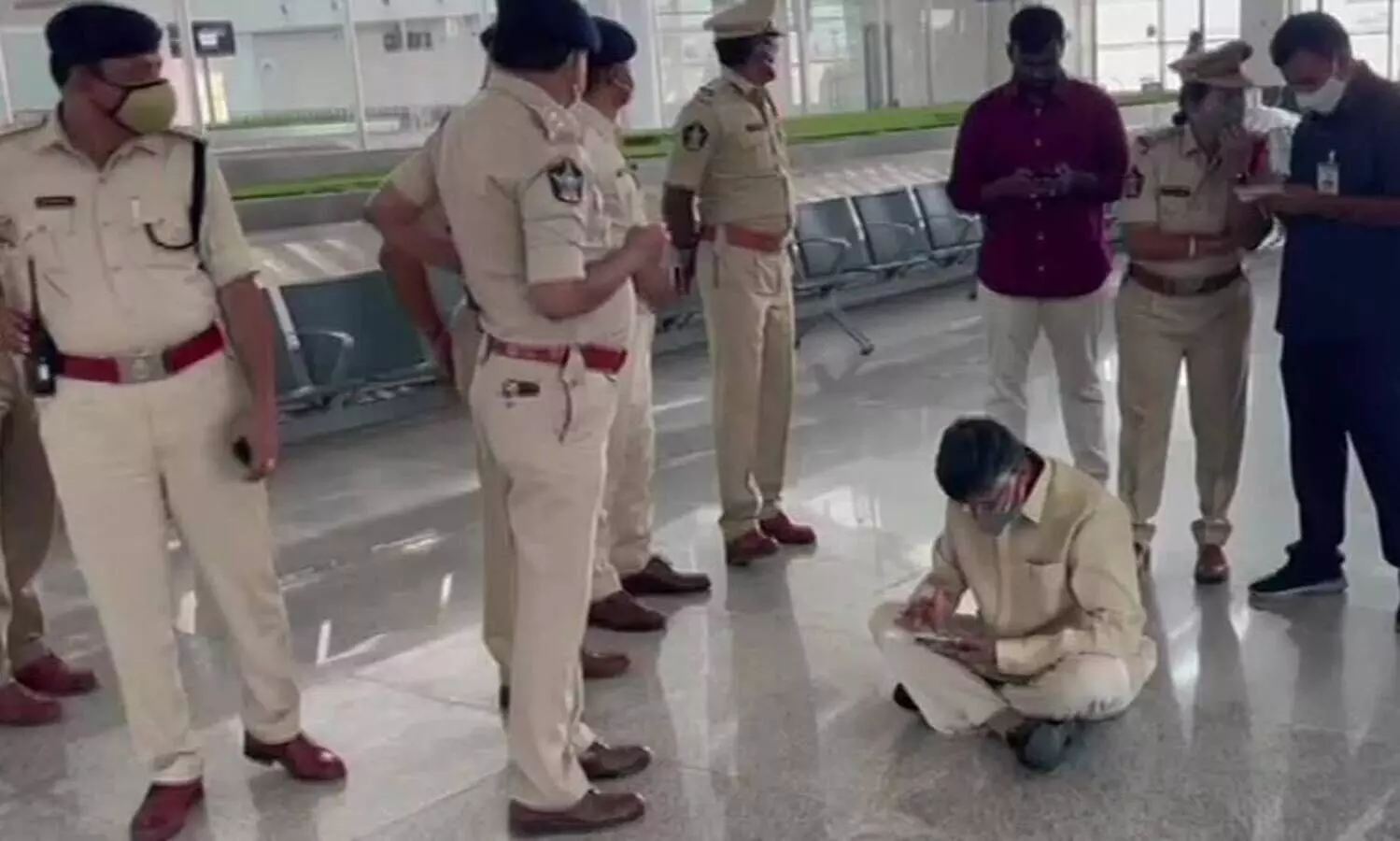 chandrababu naidu at airport