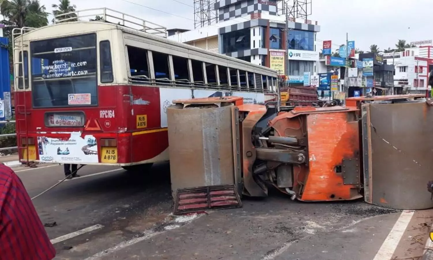 റോഡ് റോളറില്‍ ബസിടിച്ച് യാത്രക്കാര്‍ക്ക് പരിക്ക്