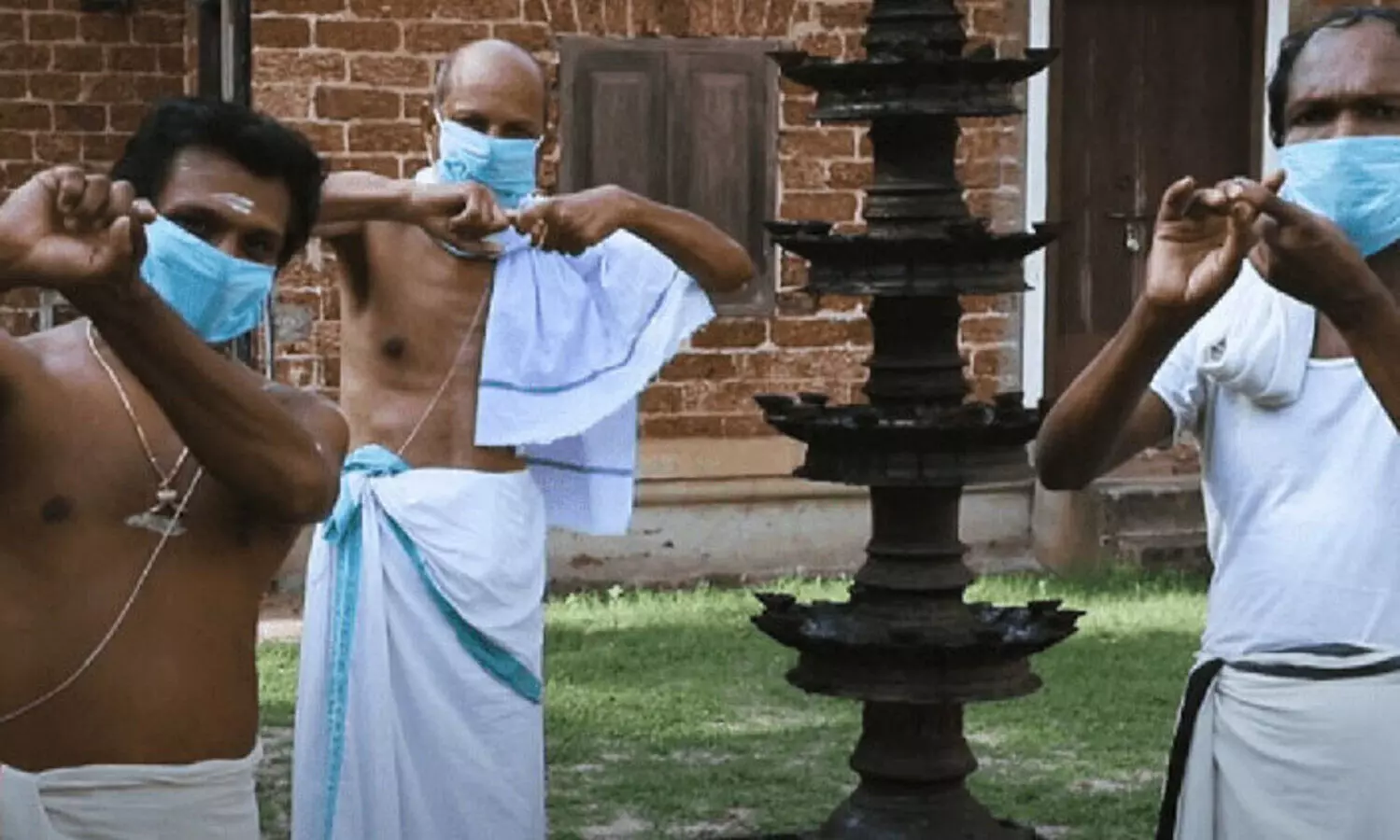 അയിത്തത്തെ പരോക്ഷമായി ന്യായീകരിക്കുന്നുവെന്ന്​; ഒരു തീണ്ടാപ്പാടകലെ പിൻവലിച്ചു