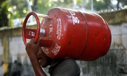 പാചകവാതക വിലവർധന: വിറകുകെട്ടുമായി വനിതകളുടെ വേറിട്ട പ്രതിഷേധം