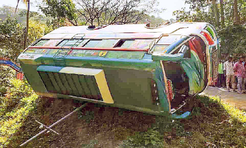 വിദ്യാർഥികൾ സഞ്ചരിച്ച മിനി ടൂറിസ്​റ്റ്​ ബസ് മറിഞ്ഞു