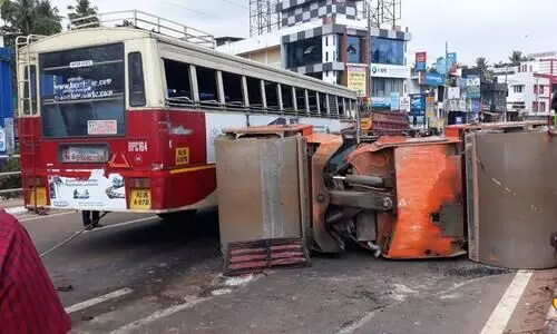 റോഡ് റോളറില്‍ ബസിടിച്ച് യാത്രക്കാര്‍ക്ക് പരിക്ക്
