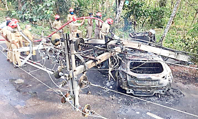 ട്രാൻസ്ഫോർമറിലേക്ക് ഇടിച്ചുകയറിയ കാർ കത്തിനശിച്ചു; യാത്രക്കാരനെ സാഹസികമായി രക്ഷിച്ച് സിവിൽ പൊലീസ് ഓഫിസർ ട്രാൻസ്ഫോർമറിലേക്ക് ഇടിച്ചുകയറിയ കാർ കത്തിനശിച്ചു; യാത്രക്കാരനെ സാഹസികമായി രക്ഷിച്ച് സിവിൽ പൊലീസ് ഓഫിസർ