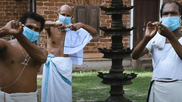 അയിത്തത്തെ പരോക്ഷമായി ന്യായീകരിക്കുന്നുവെന്ന്​; ഒരു തീണ്ടാപ്പാടകലെ പിൻവലിച്ചു