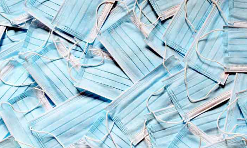 അ​ന​ധി​കൃ​ത വെ​യ​ർ​ഹൗ​സി​ൽ സൂ​ക്ഷി​ച്ച ല​ക്ഷ​ക്ക​ണ​ക്കി​ന് മാ​സ്കു​ക​ൾ പി​ടി​ച്ചെ​ടു​ത്തു