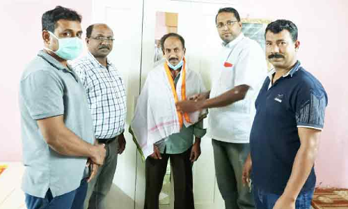 ബ​ഷീ​ർ പ​ടി​ഞ്ഞാ​റ​യി​ലി​ന് ഒ.​ഐ.​സി.​സി മ​ക്ക യാ​ത്ര​യ​യ​പ്പ് ന​ൽ​കി