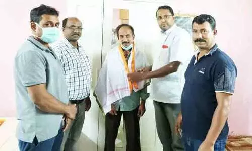 ബ​ഷീ​ർ പ​ടി​ഞ്ഞാ​റ​യി​ലി​ന് ഒ.​ഐ.​സി.​സി മ​ക്ക യാ​ത്ര​യ​യ​പ്പ് ന​ൽ​കി