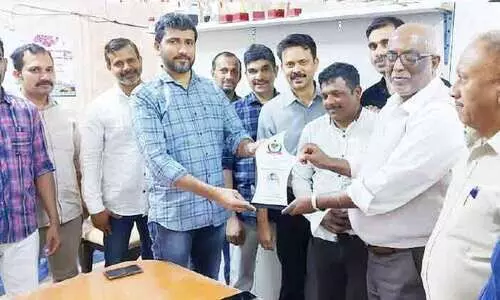 മെ​ഹ​ബൂ​ബ് ചെ​റി​യ​വ​ള​പ്പിനെ അ​നു​മോ​ദി​ച്ചു