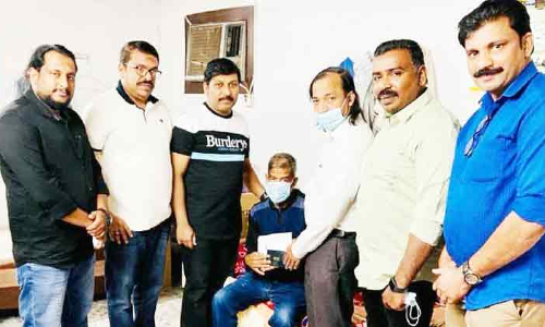 വൃ​ക്ക​ക​ൾ ത​ക​രാ​റി​ലാ​യ കൊ​ടു​വ​ള്ളി സ്വ​ദേ​ശി​ക്ക്​ ഹ​ണി​ബീ​സ് കു​ടും​ബ കൂ​ട്ടാ​യ്മ തു​ണ​യാ​യി