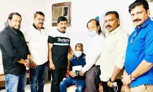 വൃ​ക്ക​ക​ൾ ത​ക​രാ​റി​ലാ​യ കൊ​ടു​വ​ള്ളി സ്വ​ദേ​ശി​ക്ക്​ ഹ​ണി​ബീ​സ് കു​ടും​ബ കൂ​ട്ടാ​യ്മ തു​ണ​യാ​യി