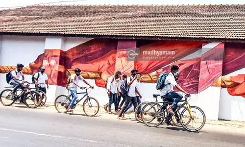 ലോകമേ തറവാട്​; ആലപ്പുഴ ബിനാലെക്ക്​ മികവേകാൻ ചിത്രങ്ങൾ വരച്ചു തുടങ്ങി