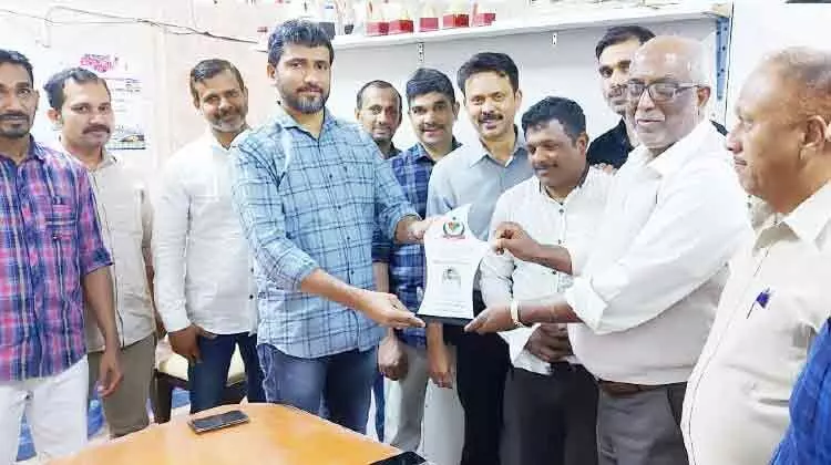 മെ​ഹ​ബൂ​ബ് ചെ​റി​യ​വ​ള​പ്പിനെ അ​നു​മോ​ദി​ച്ചു